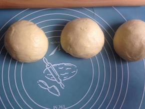 将面团取出，分成三等份