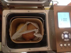 将三份面团都放入到面包机内，中间用油纸隔开，选择面包机的发酵键50分钟