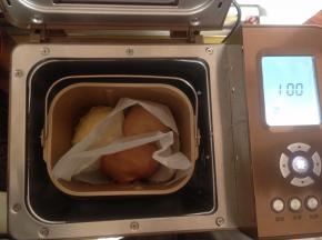 将三份面团都放入到面包机内，中间用油纸隔开，选择面包机的发酵键50分钟