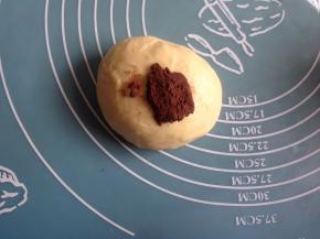 将可可粉分成两份，一份​加入3克可可粉，另一份加入1.5克可可粉。（可可粉先加入少量水湿润一下，能更好地揉进面团。）