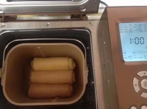 ​从上往下卷起，放进面包桶。其余两份面团一样的操作