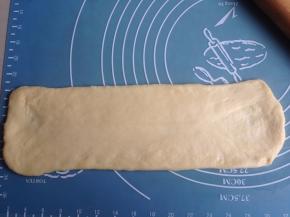 擀成长30CM，宽10CM的长方形，其中一边短边擀簿