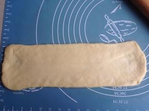 擀成长30CM，宽10CM的长方形，其中一边短边擀簿