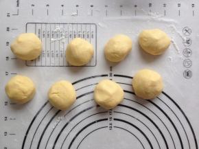 将面团取出排气后，分成8等份