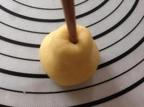 用筷子在上面戳一个坑