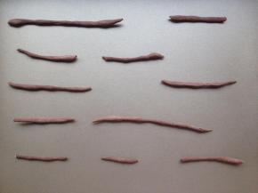 将配料弄成小面团，搓成细长条，放烤盘里