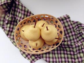 做好的细小长棍插入馒头上面的孔做梨柄