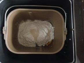 将主料里的所有材料放入东菱面包机，先放牛奶、油、蛋液、糖，再放玉米面和面粉，在面粉上面放酵母