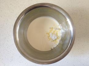 淡奶油中加入糖粉