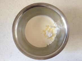 淡奶油中加入糖粉