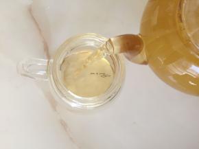 杯中倒入茉莉花茶