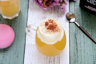 挤入奶盖，筛入少许可可粉装饰