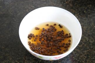 花椒中倒入热水；