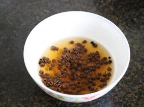 花椒中倒入热水；