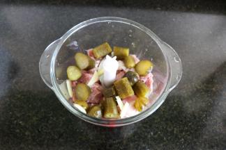 将羊肉、酸青瓜、生姜一起放进料理机里，绞成肉泥；