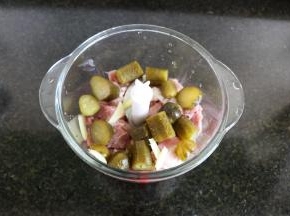 将羊肉、酸青瓜、生姜一起放进料理机里，绞成肉泥；