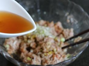 加入适量盐、生抽、黑胡椒粉，分次倒入花椒水，顺时针搅拌搅打上劲；
