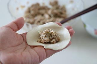 饺子皮中放入适量馅料，包好；