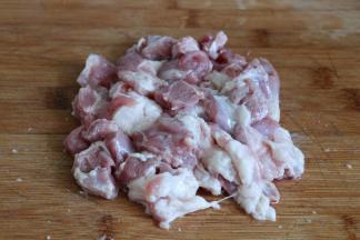 羊肉洗净切小块；