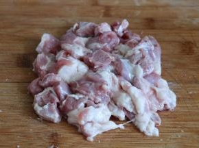 羊肉洗净切小块；