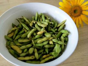 摘出豆荚，冲洗干净。