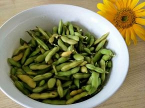 摘出豆荚，冲洗干净。