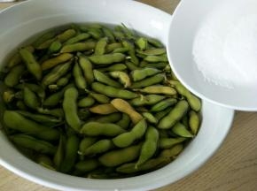 倒入适量食盐浸泡几分钟，并搓洗干净。