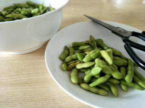 剪去豆荚根部。