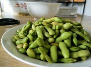 想吃原味的，就可以直接水煮了。毛豆原本的豆香也是非常好吃哒。其实这样的食材非常合适清水煮。