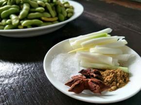 13香料，葱白段，八角，盐。