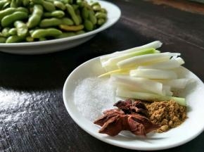 13香料，葱白段，八角，盐。