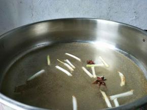 除盐外的调料，入锅煮沸。