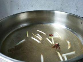 除盐外的调料，入锅煮沸。