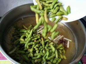 倒入毛豆，滴几滴食用油，煮沸。