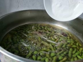 加入食盐。开盖煮的话，毛豆会比较翠绿，我是直接盖了盖子煮，颜色有些发黄。煮熟，再泡30分更好吃。