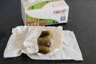 用纸巾把表面水份吸干；