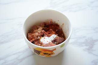 先将牛肉顺着纹路切成大小厚度合适的牛肉片，加入料酒，生抽，耗油，辣椒粉，五香粉和菜籽油混合均匀腌制30分钟。