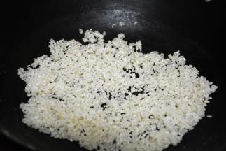 大米洗干净沥干，放入熟烫的锅里翻炒至微微发黄，就可以啦。