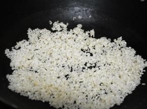 大米洗干净沥干，放入熟烫的锅里翻炒至微微发黄，就可以啦。