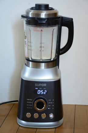 大米放凉放入破壁机选择碎冰功能。