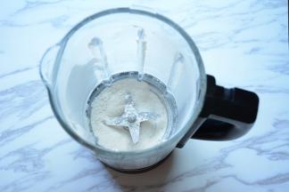 将大米打成细腻的米粉。