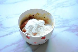 将打好的米粉加入腌制的牛肉中，混合均匀。