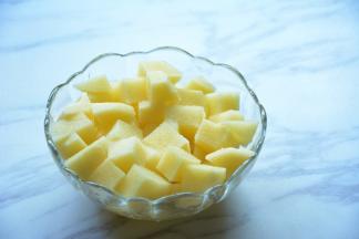 土豆切丁，洗去多余的淀粉。加入少量的菜籽油和盐混合均匀。