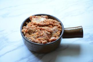 然后将沾满米粉的牛肉一片一片的铺在土豆上。