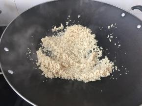 炒锅烧热改小火放下洗净的白芝麻小火炒干水分，一直炒大约10分钟，控制火候在小火