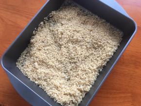 炒好后是微微发黄的，放不沾烤盘里平铺，冷却待用