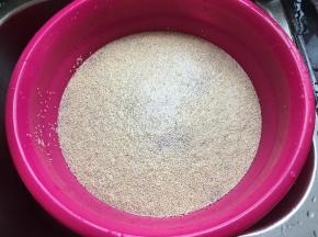 放水清洗干净，用过滤豆浆的漏勺来接。