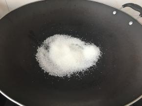 炒锅烧热放入白糖，个人喜好添加，没有去秤多少白糖。