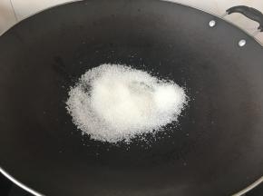 炒锅烧热放入白糖，个人喜好添加，没有去秤多少白糖。