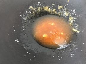 用锅铲一直搅动，融化白糖成浆的状态就行了。